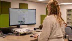 5 raisons de choisir un bureau assis-debout pour votre espace de travail