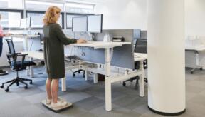 Le guide ultime du bureau assis-debout : combien de temps pouvez-vous rester debout ?