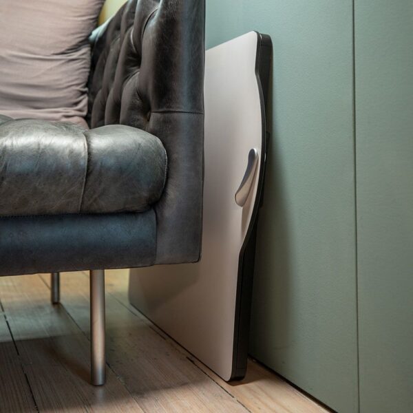 Ingeklapte Opløft opgeborgen naastt een bureau